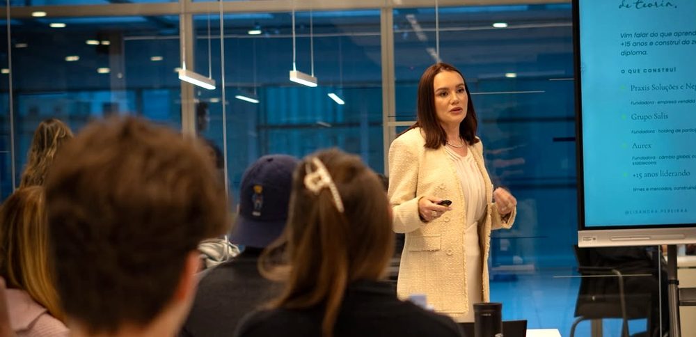 Lisandra em palestra na Link Business School