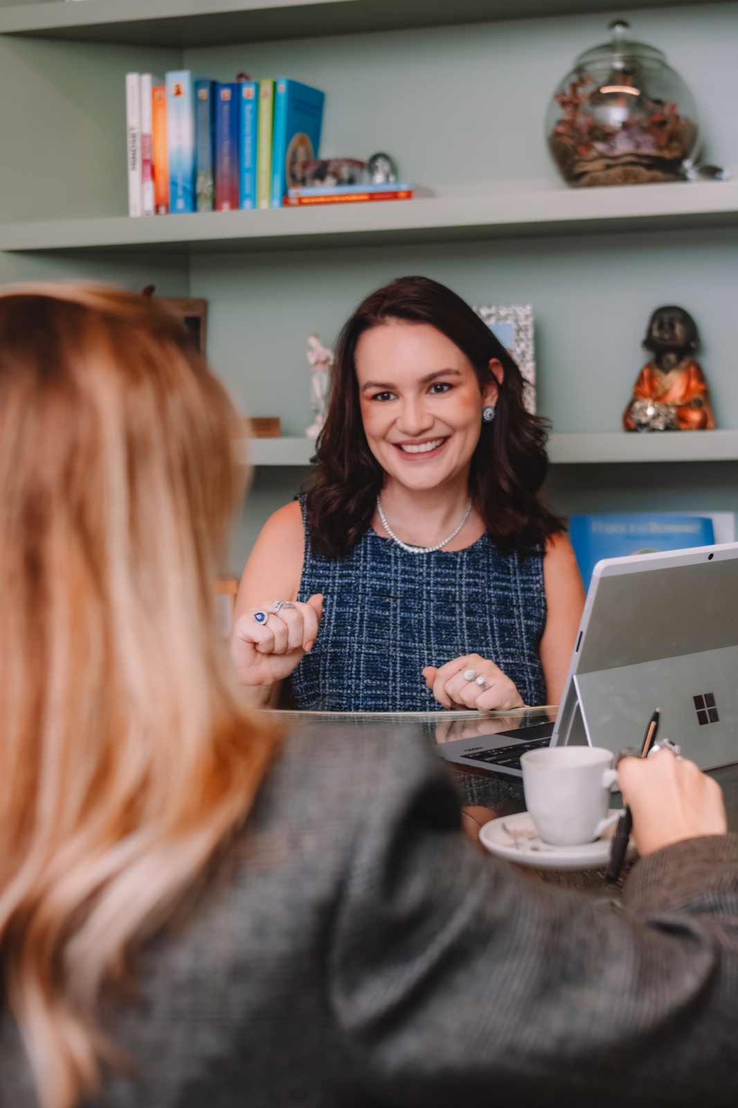 Lisandra Pereira em uma conversa à mesa, em seu escritório